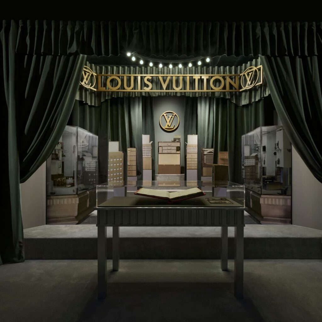 EXHIBITION_LOUIS_VUITTON_ART_DECO_2025__BOOTH_1925__©_Louis_Vuitton_Malletier__Louis_Vuitton_Art_Deco_Paris-scaled-1