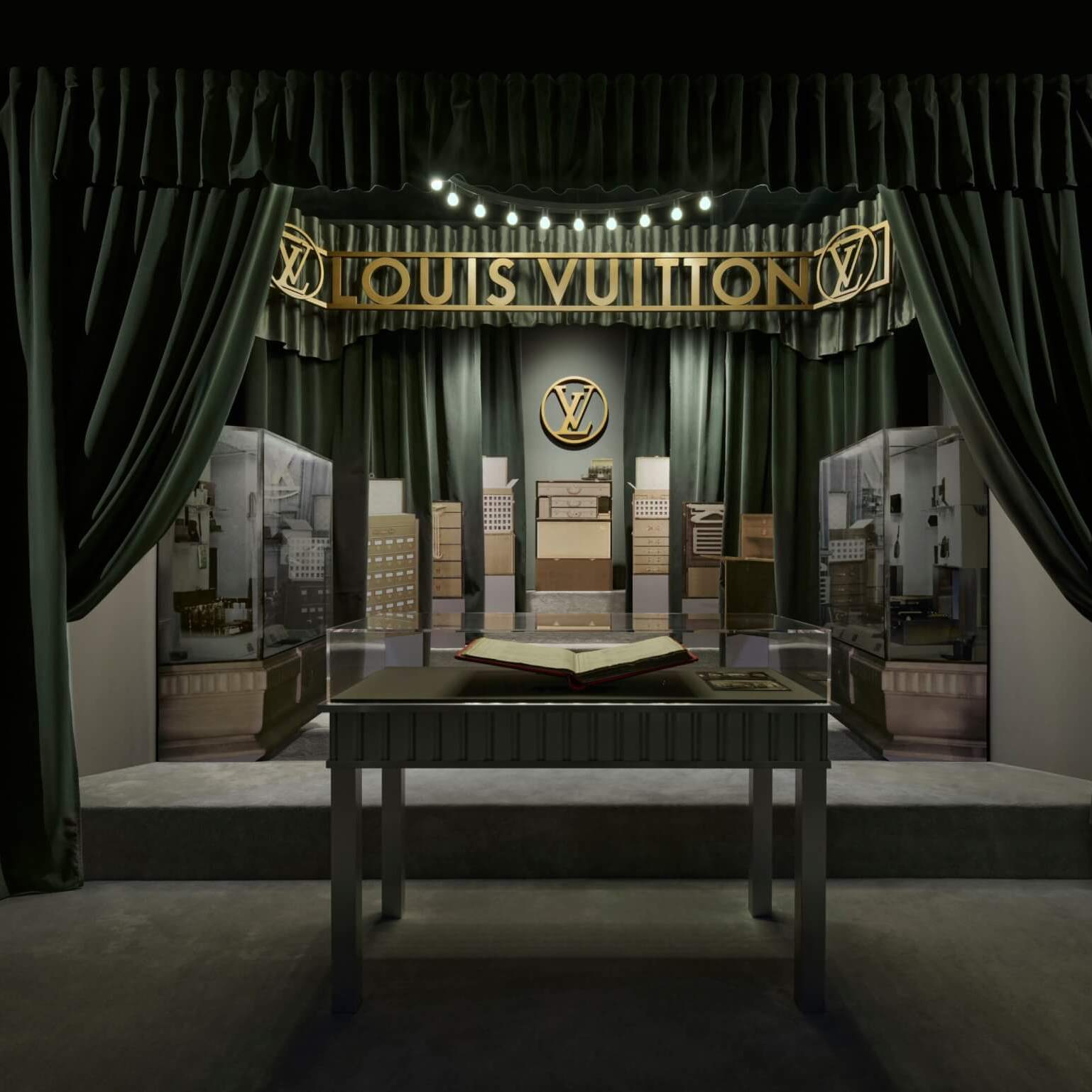 EXHIBITION_LOUIS_VUITTON_ART_DECO_2025__BOOTH_1925__©_Louis_Vuitton_Malletier__Louis_Vuitton_Art_Deco_Paris-scaled-1