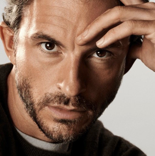 Ο Jonathan Bailey είναι το πρόσωπο του πρώτου αρώματος Giorgio Armani μετά από 20 χρόνια
