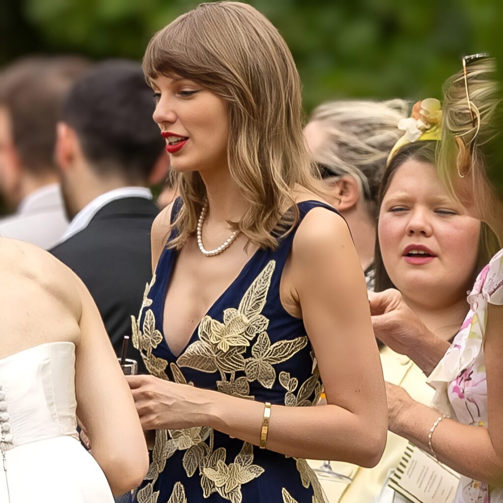 Η Taylor Swift ξεχώρισε με φόρεμα Costarellos