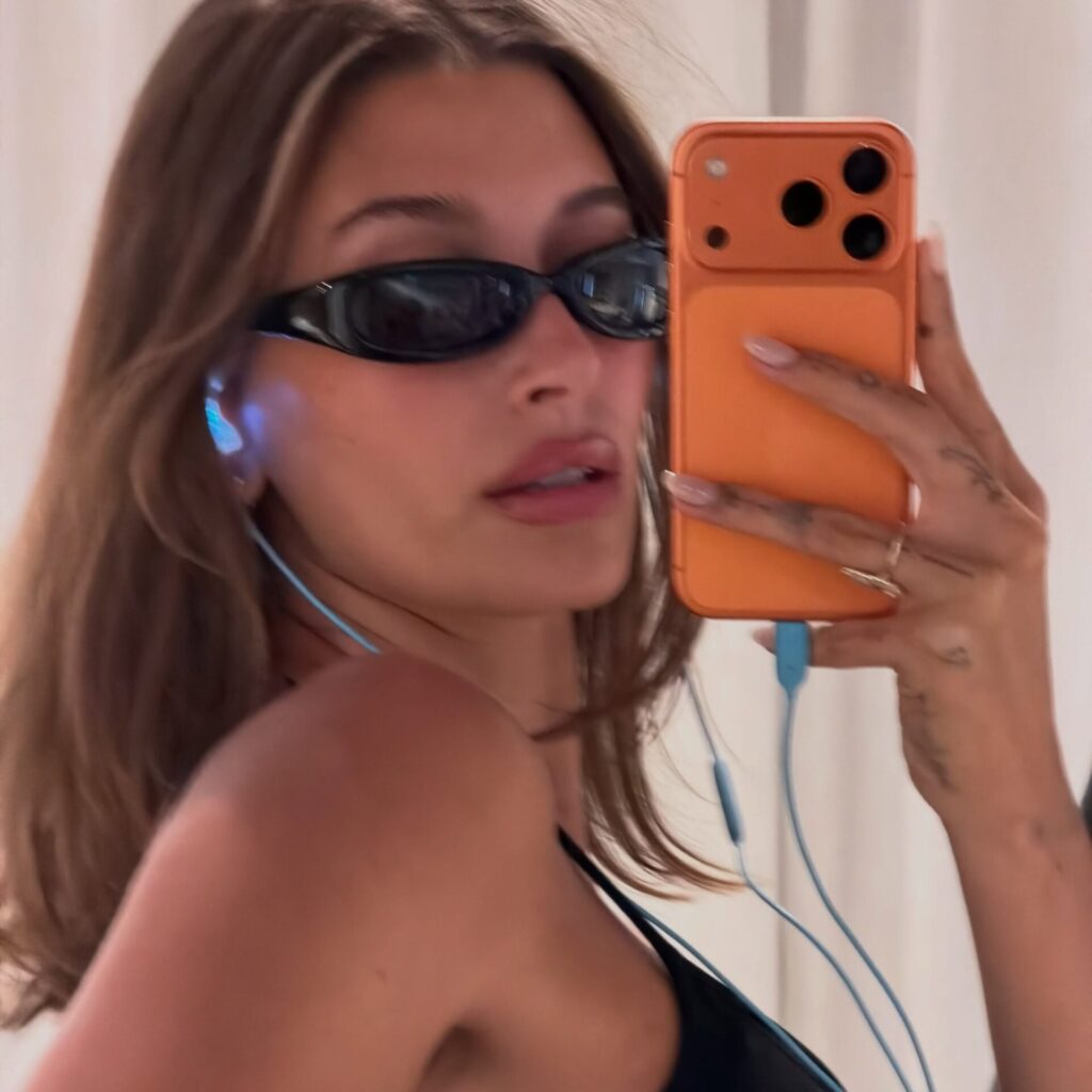 Η “αναλογική” Hailey Bieber και το τέλος των wireless ακουστικών