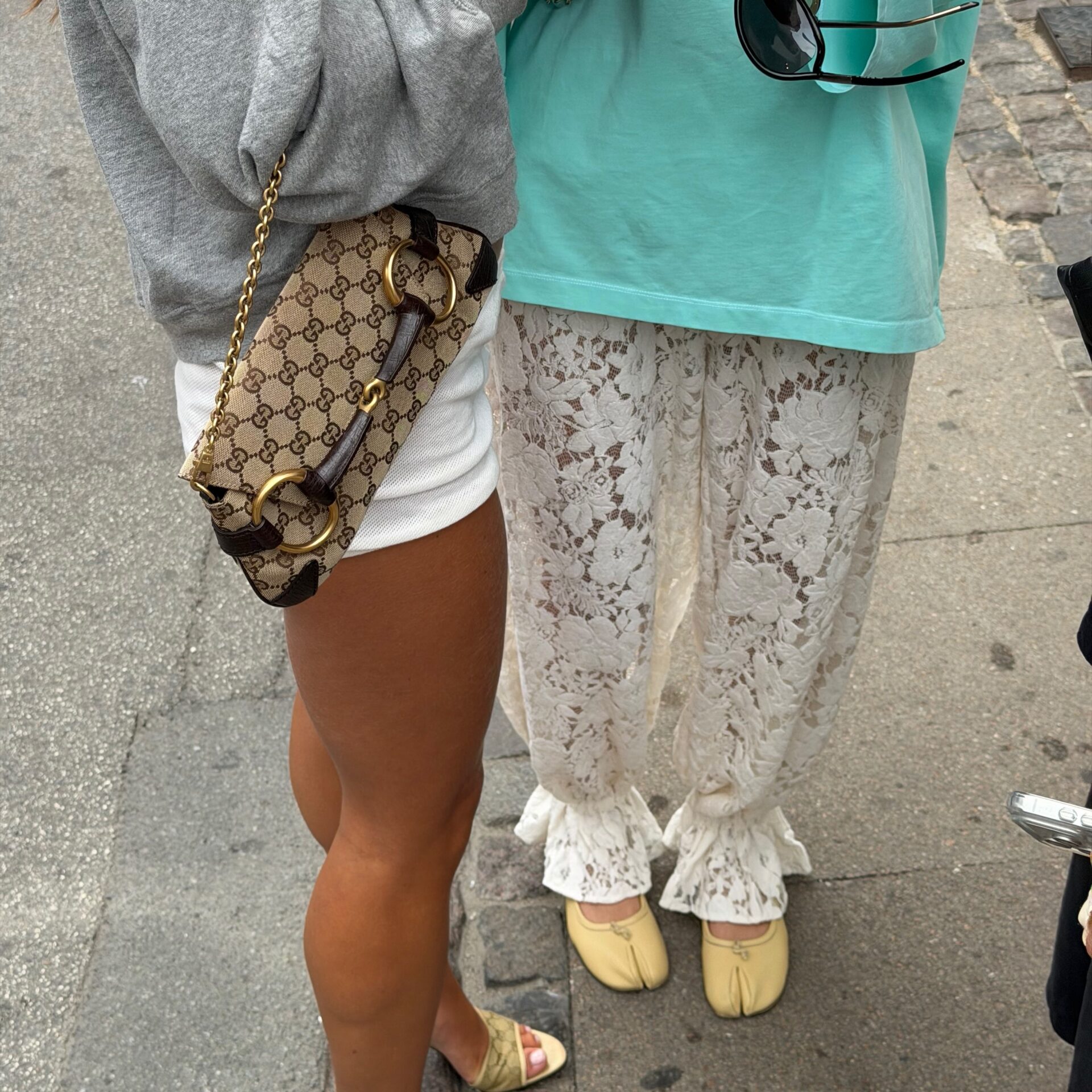 wrong-shoes-lathos-papoutsia 