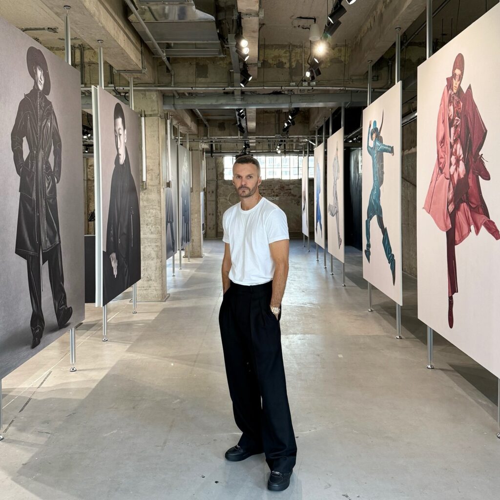 Ποιος είναι ο Kris van Assche και γιατί η επιστροφή του στη μόδα μας αφορά