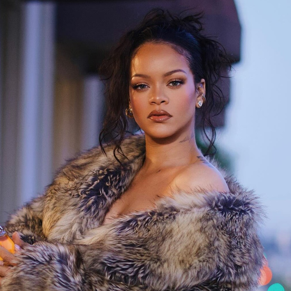 Η αργοπορημένη Rihanna και το savoir vivre που έχει μείνει στο συρτάρι