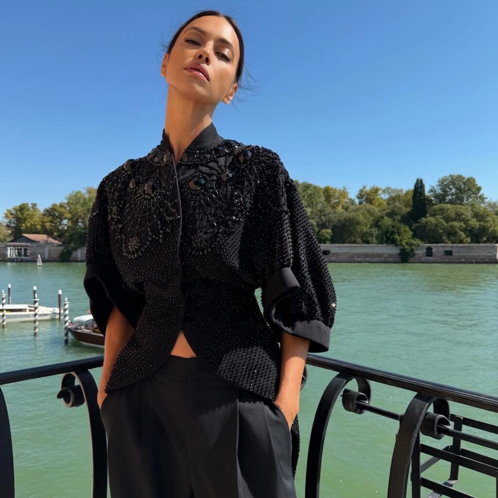 Η εμφάνιση της Irina Shayk στη Βενετία επιβεβαιώνει πως ο mao γιακάς είναι ξανά στη μόδα