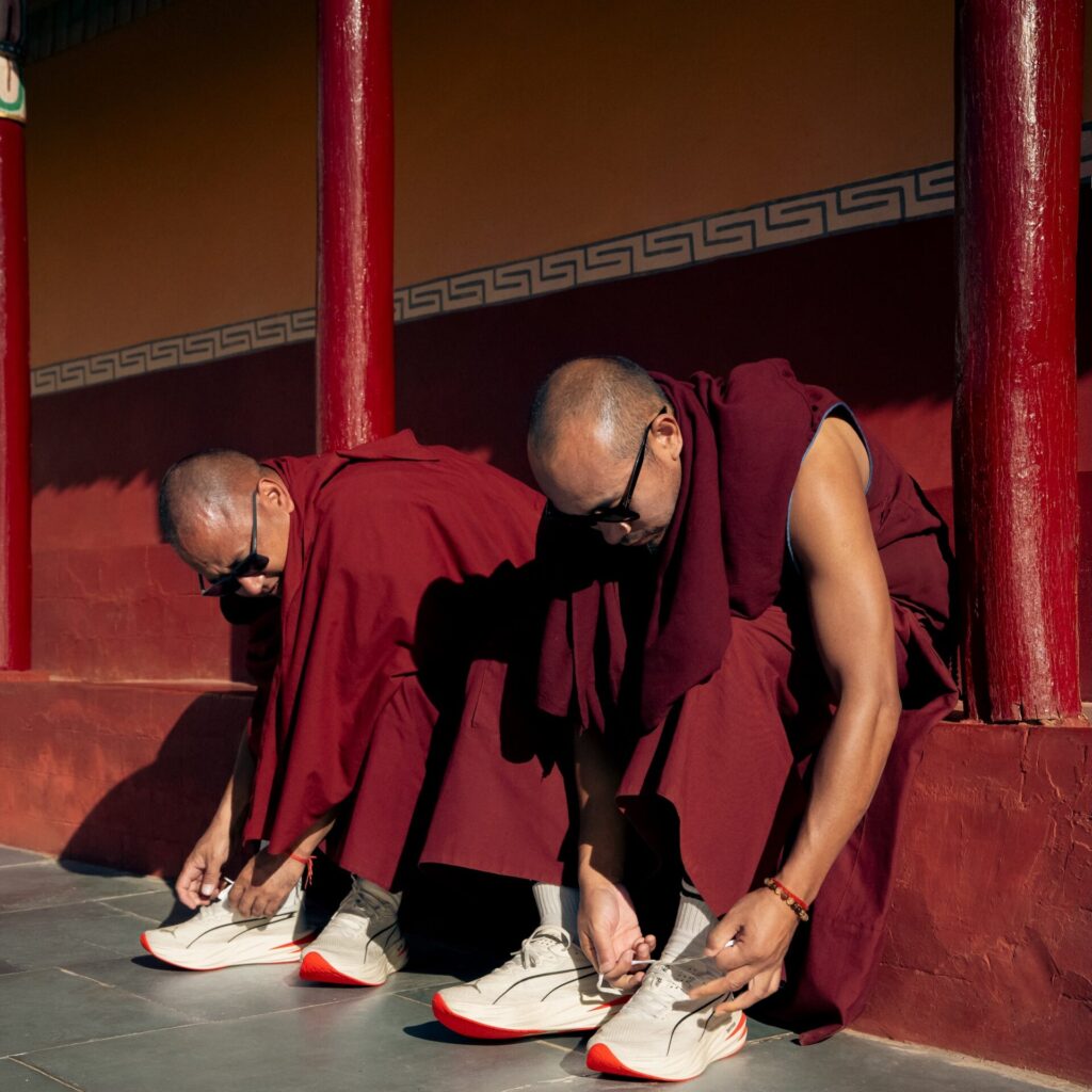 Η Puma έβαλε βουδιστές μοναχούς να φορέσουν sneakers