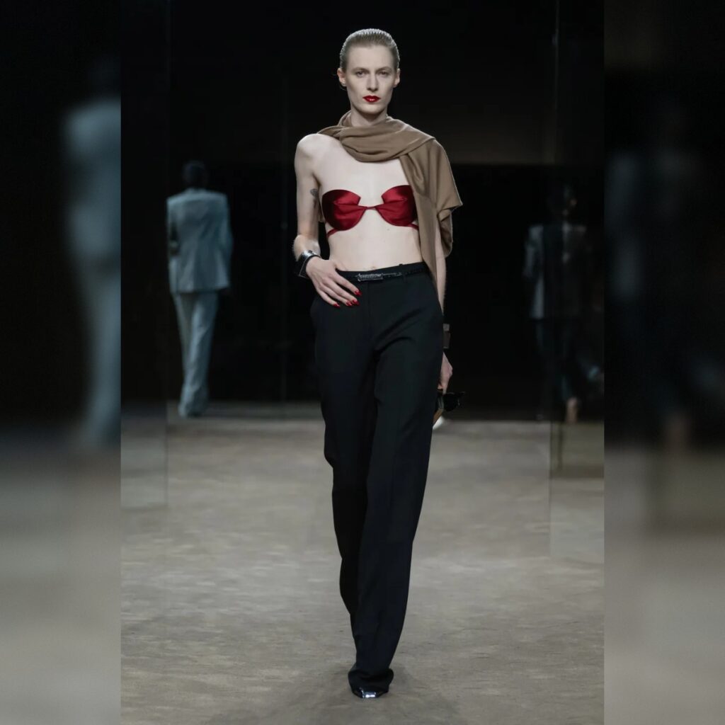 Tom Ford SS 27: Δέρμα, διαφάνειες και περιττή αποκάλυψη